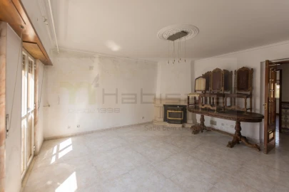 Apartamento T2 para Venda em Ramada e Caneças