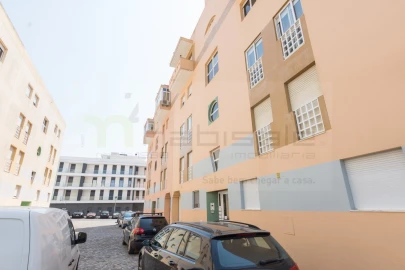 Apartamento T2 para Venda em Ramada e Caneças