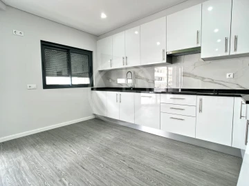 Apartamento T3 para Venda em Quelfes