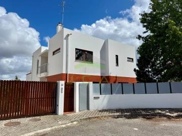 Moradia T6 para Arrendamento em Leiria, Pousos, Barreira e Cortes