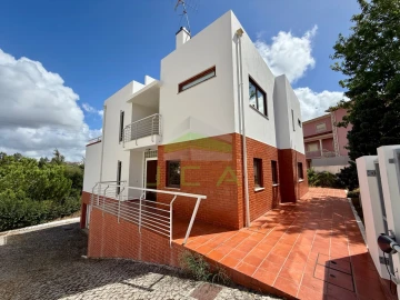 Moradia T6 para Arrendamento em Leiria, Pousos, Barreira e Cortes