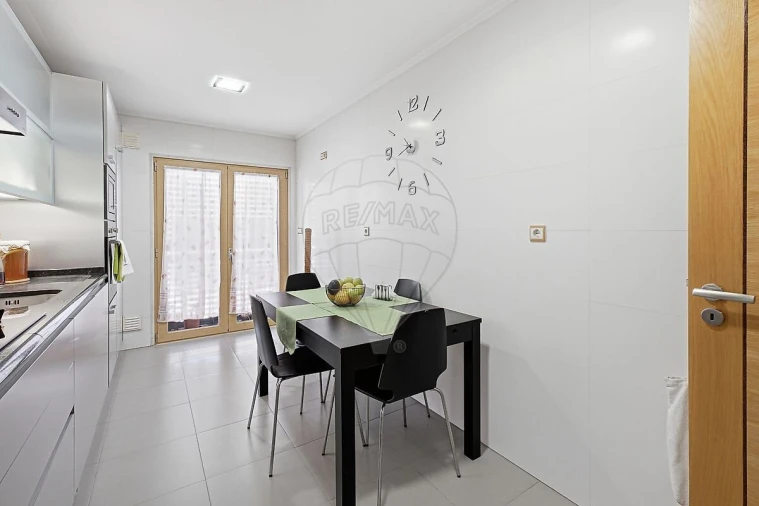 Apartamento T1 para Venda em Sacavém e Prior Velho Foto 8