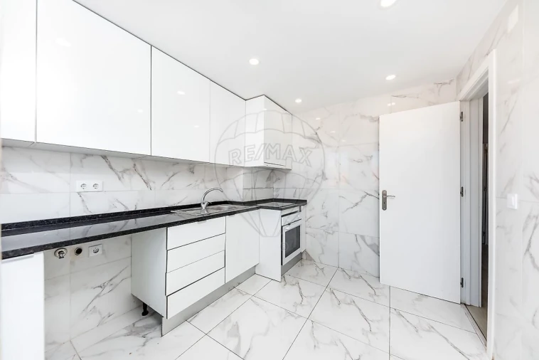Apartamento T2 para Venda em Venteira Foto 3