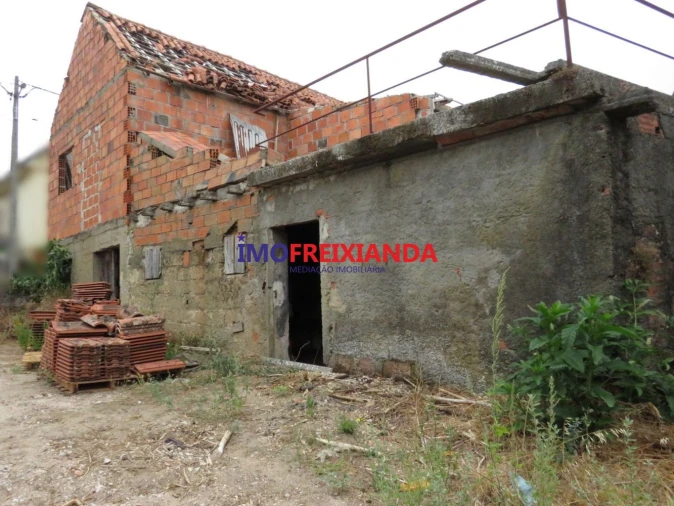 Moradia T2 para Venda em Freixianda, Ribeira do Fárrio e Formigais Foto 11