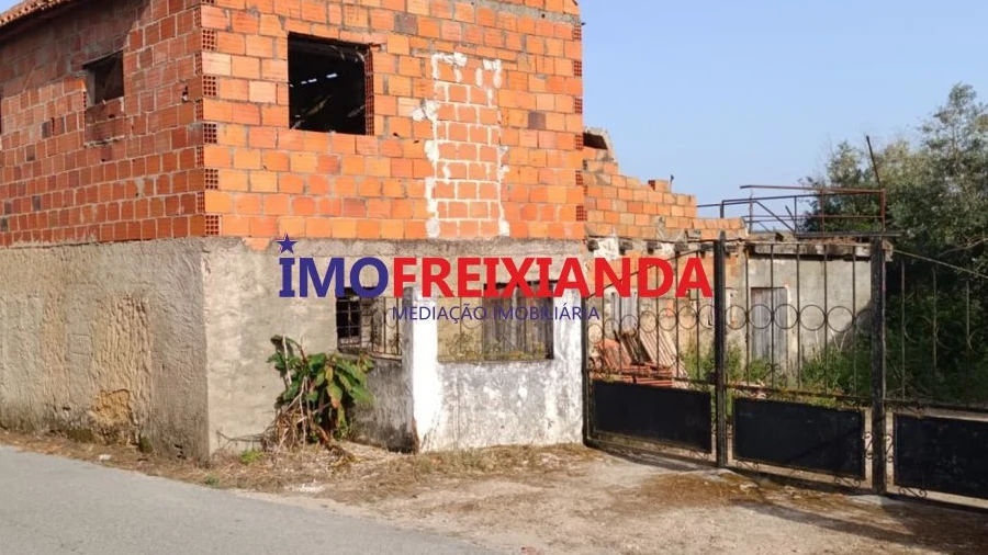Moradia T2 para Venda em Freixianda, Ribeira do Fárrio e Formigais
