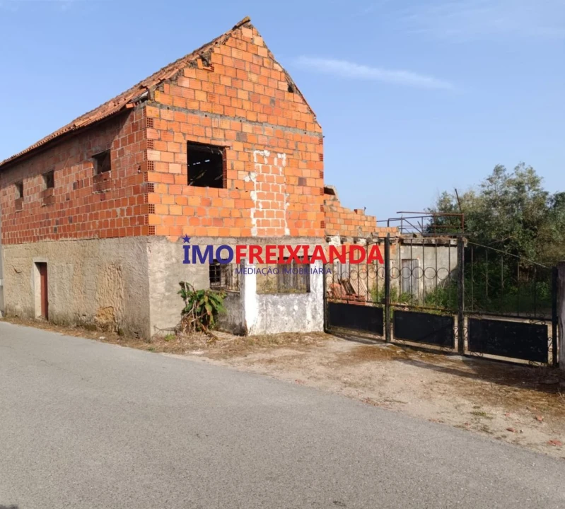 Moradia T2 para Venda em Freixianda, Ribeira do Fárrio e Formigais Foto 1
