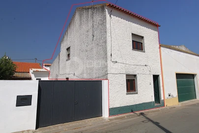 Moradia T3 para Venda em Figueira dos Cavaleiros