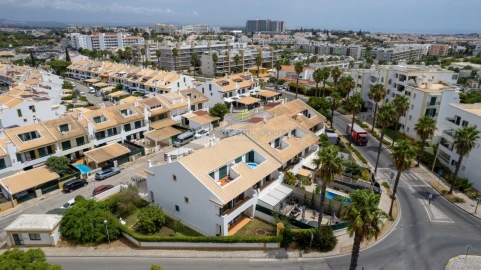Moradia T4 para Venda em Albufeira e Olhos de Água