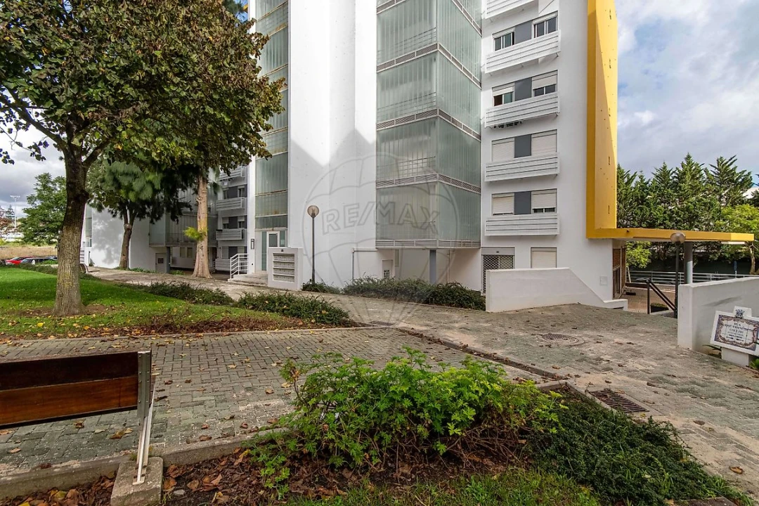 Loja para Venda em Porto Salvo Foto 1