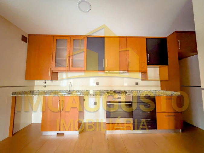 Apartamento T2 para Arrendamento em Guarda Foto 2