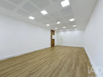 Loja para Arrendamento em Beato
