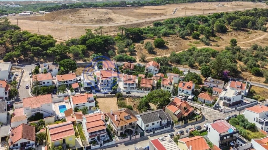 Moradia T3 para Venda em Charneca de Caparica e Sobreda