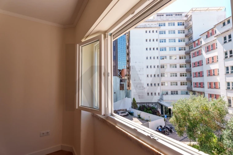 Apartamento T2 para Arrendamento em Campolide Foto 73