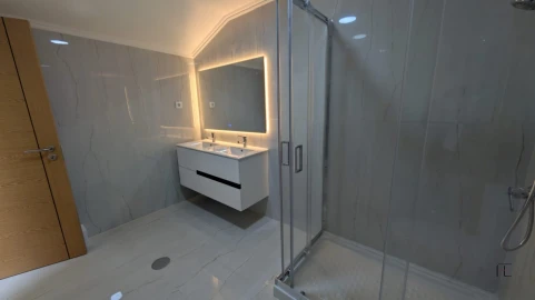 Moradia T5 para Venda em Campanhã