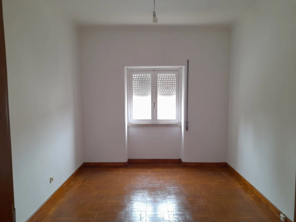 Apartamento T4 para Arrendamento em Santo Antonio dos Olivais Foto 15