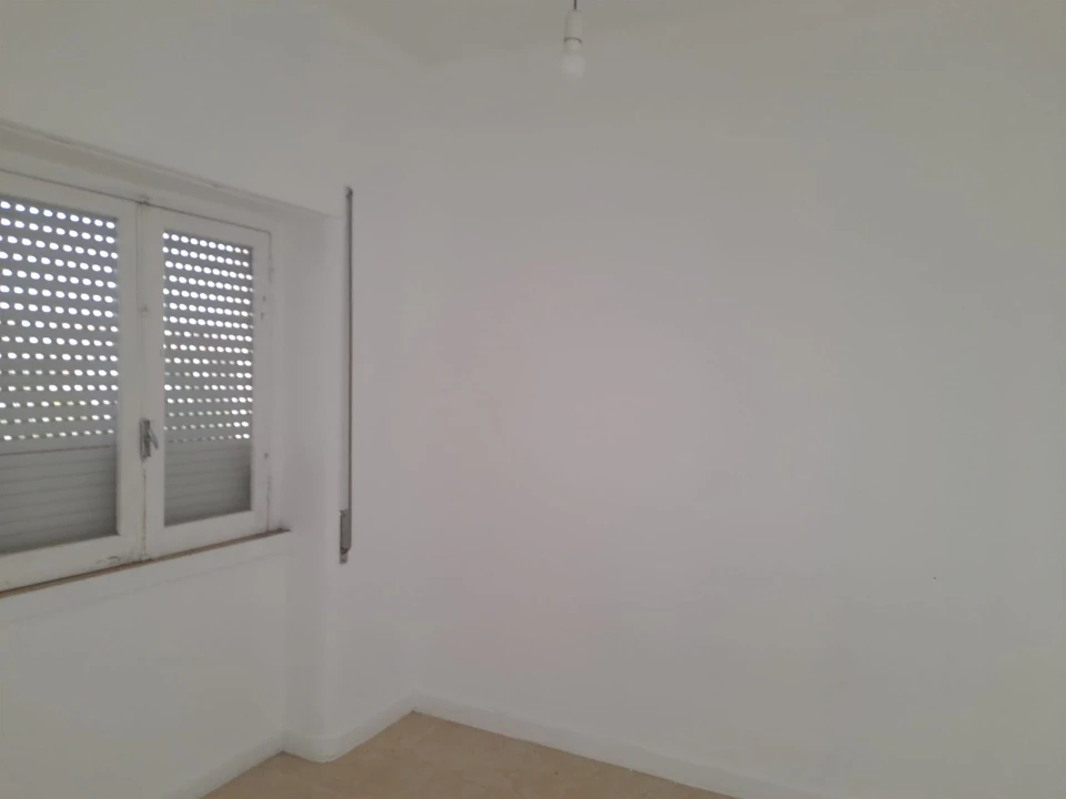 Apartamento T4 para Arrendamento em Santo Antonio dos Olivais Foto 5