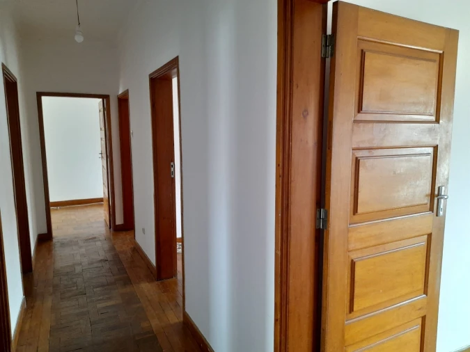 Apartamento T4 para Arrendamento em Santo Antonio dos Olivais Foto 14