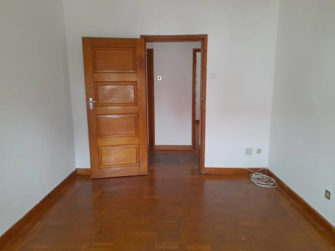Apartamento T4 para Arrendamento em Santo Antonio dos Olivais Foto 13