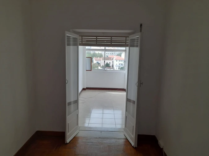 Apartamento T4 para Arrendamento em Santo Antonio dos Olivais Foto 10