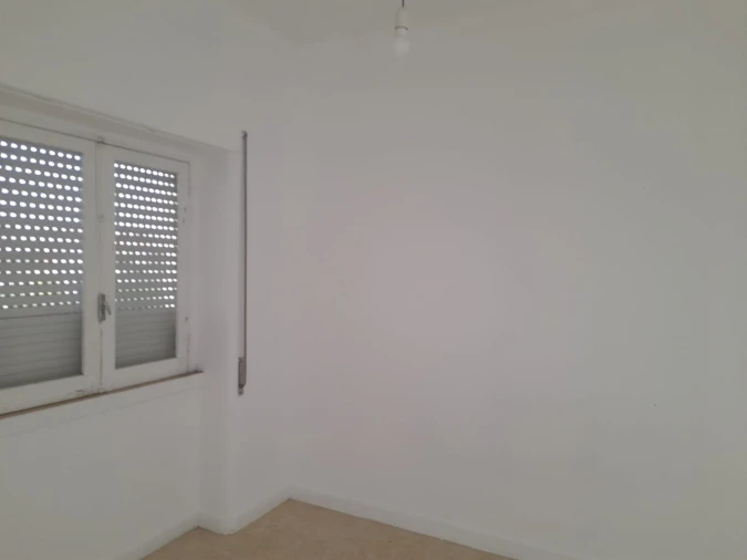 Apartamento T4 para Arrendamento em Santo Antonio dos Olivais Foto 5