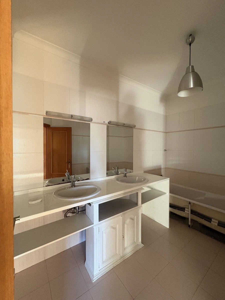 Apartamento T5 para Venda em Quinta do Anjo Foto 6