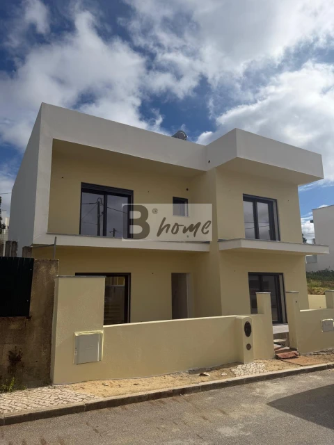 Moradia T4 para Venda em Charneca de Caparica e Sobreda