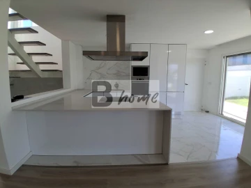 Moradia T4 para Venda em Charneca de Caparica e Sobreda