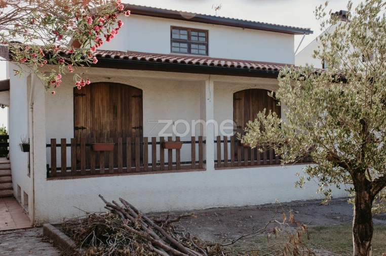 Moradia T6 para Venda em Santo Antonio dos Olivais Foto 4