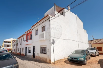 Moradia T2 para Venda em Bensafrim e Barão de São João