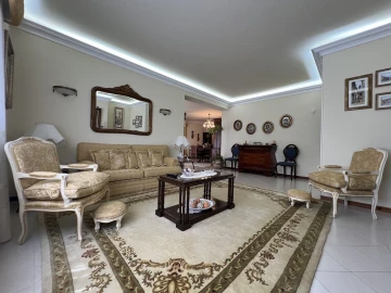 Moradia T5 para Venda em Ferreiras