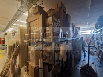 Loja para Arrendamento em Pontinha e Famões