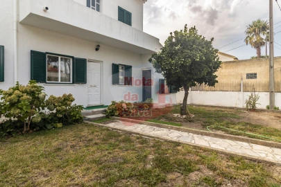 Moradia T2 para Venda em Charneca de Caparica e Sobreda