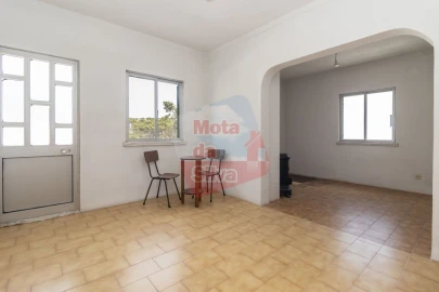 Moradia T2 para Venda em Charneca de Caparica e Sobreda