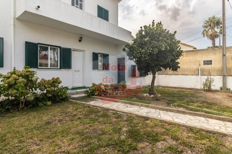 Moradia T2 para Venda em Charneca de Caparica e Sobreda Foto 3