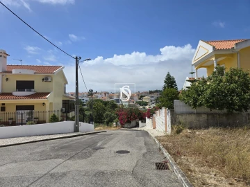 Moradia T5 para Venda em Laranjeiro e Feijó
