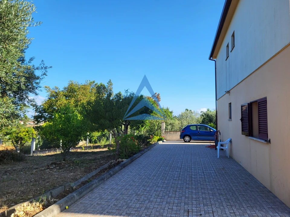 Moradia T5 para Venda em Santiago e São Simão de Litém e Albergaria dos Doze Foto 5
