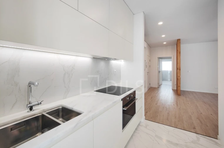 Apartamento T2 para Venda em Campolide Foto 8