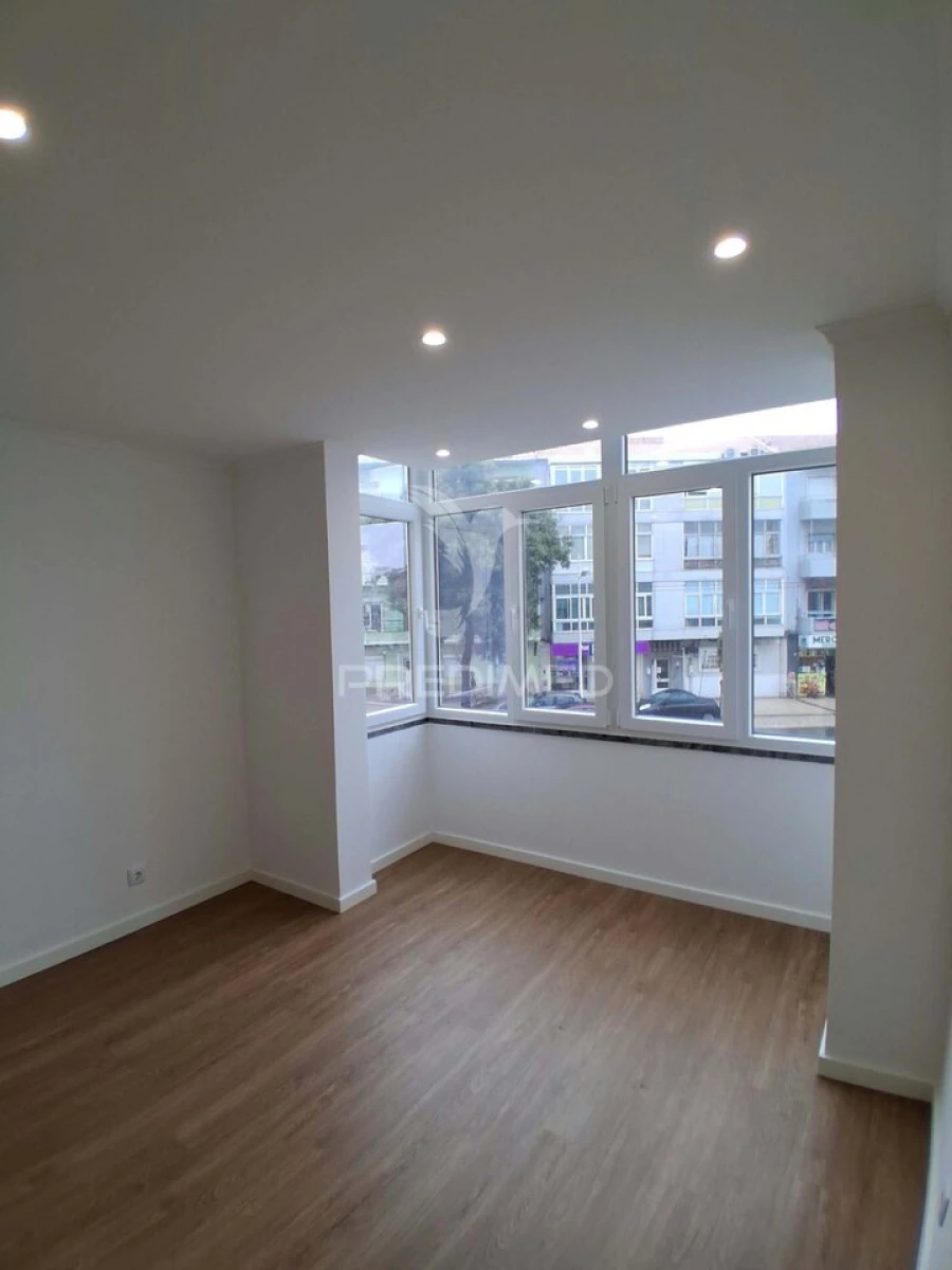 Apartamento T3 para Venda em Almada, Cova da Piedade, Pragal e Cacilhas Foto 8