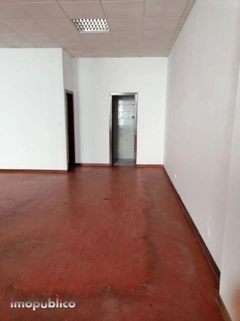 Loja para Arrendamento em Vila Verde e Barbudo