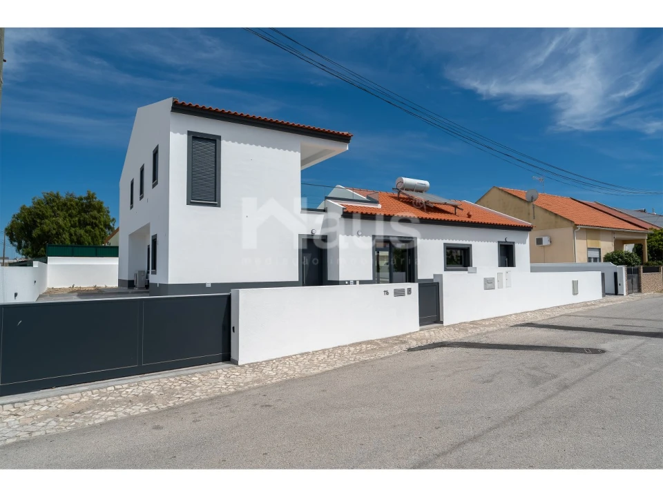 Moradia T5 para Venda em Atalaia e Alto Estanqueiro-Jardia Foto 1