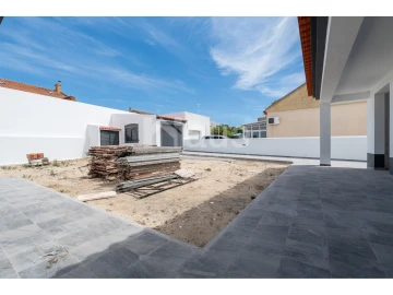 Moradia T5 para Venda em Atalaia e Alto Estanqueiro-Jardia