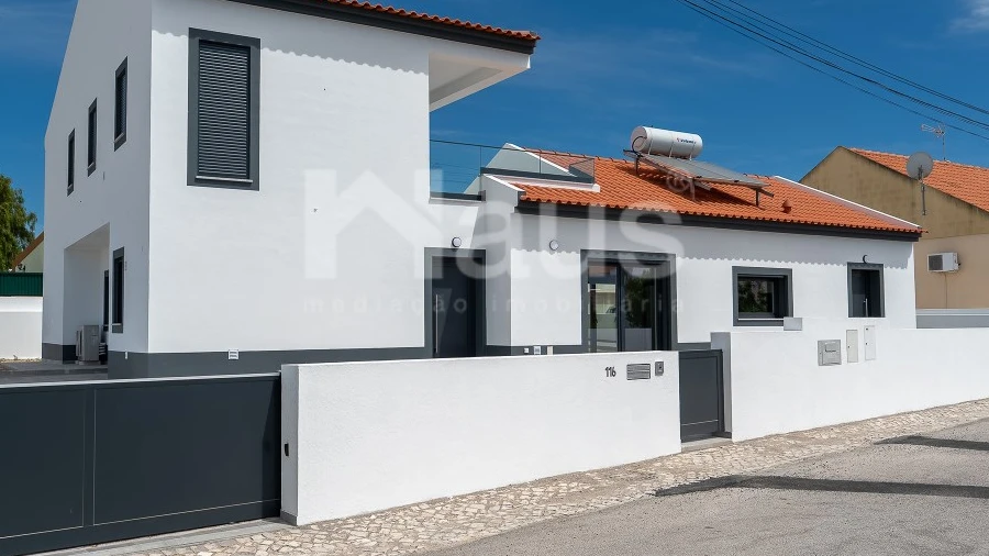 Moradia T5 para Venda em Atalaia e Alto Estanqueiro-Jardia