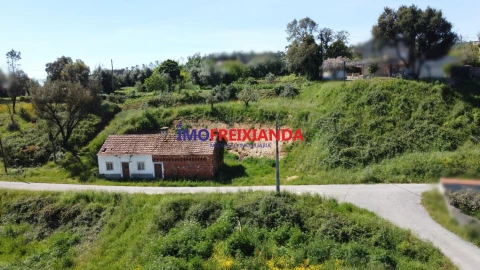 Moradia T2 para Venda em Freixianda, Ribeira do Fárrio e Formigais