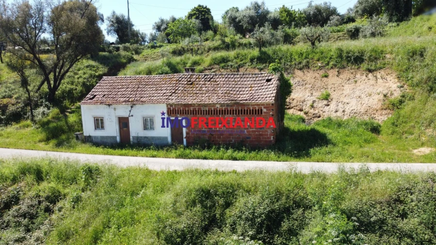 Moradia T2 para Venda em Freixianda, Ribeira do Fárrio e Formigais Foto 4