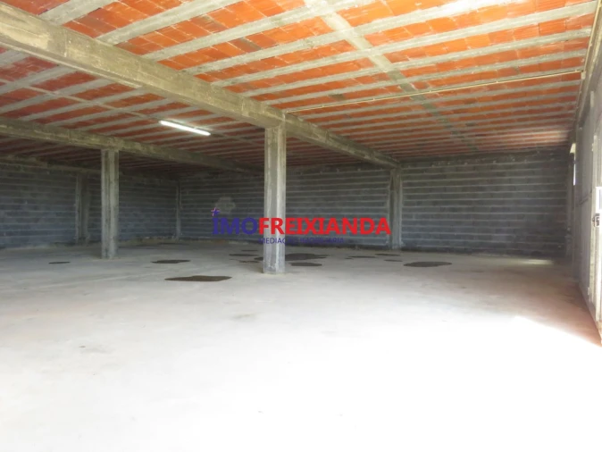 Loja para Arrendamento em Freixianda, Ribeira do Fárrio e Formigais Foto 6