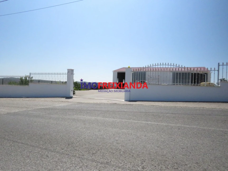 Loja para Arrendamento em Freixianda, Ribeira do Fárrio e Formigais Foto 1