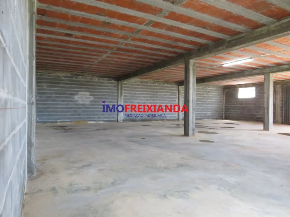 Loja para Arrendamento em Freixianda, Ribeira do Fárrio e Formigais Foto 7