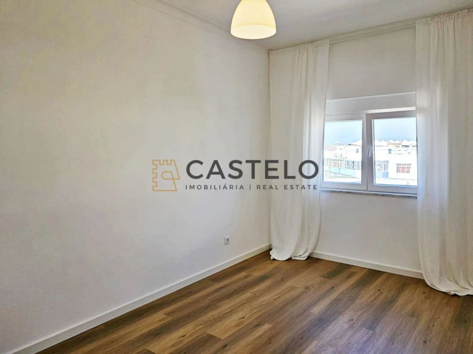 Apartamento T3 para Venda em Quelfes Foto 18