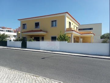 Moradia T4 para Venda em Nossa Senhora do Pópulo, Coto e São Gregório