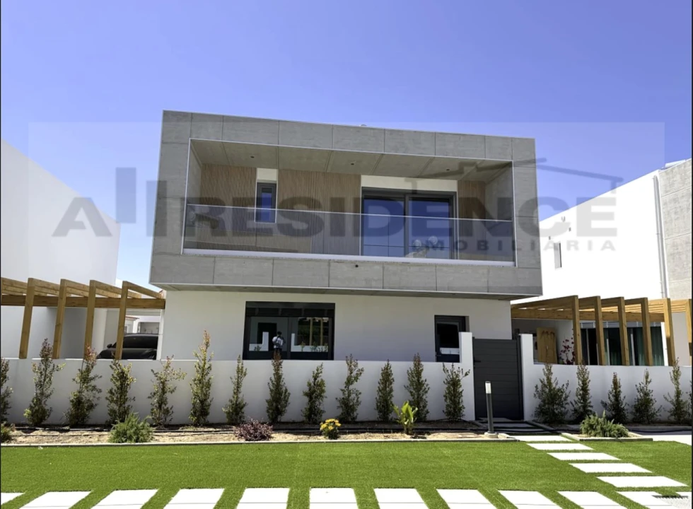Moradia T4 para Venda em Ferreiras Foto 1
